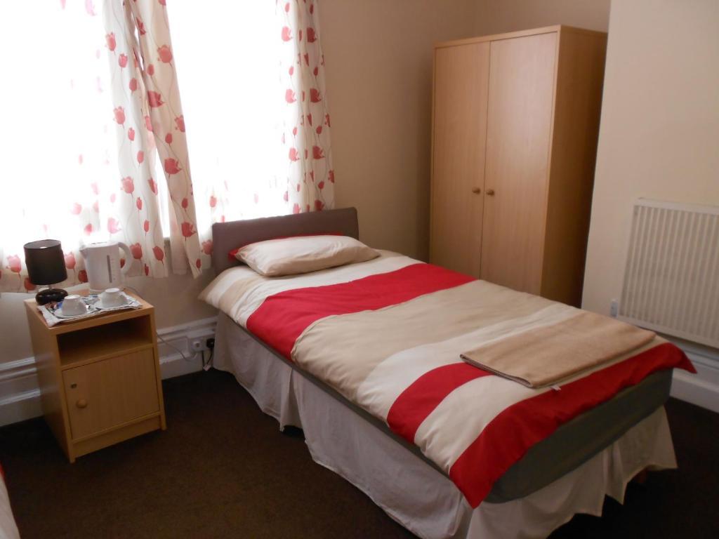 Acorn Lodge Guest House - Free Parking Госпорт Стая снимка